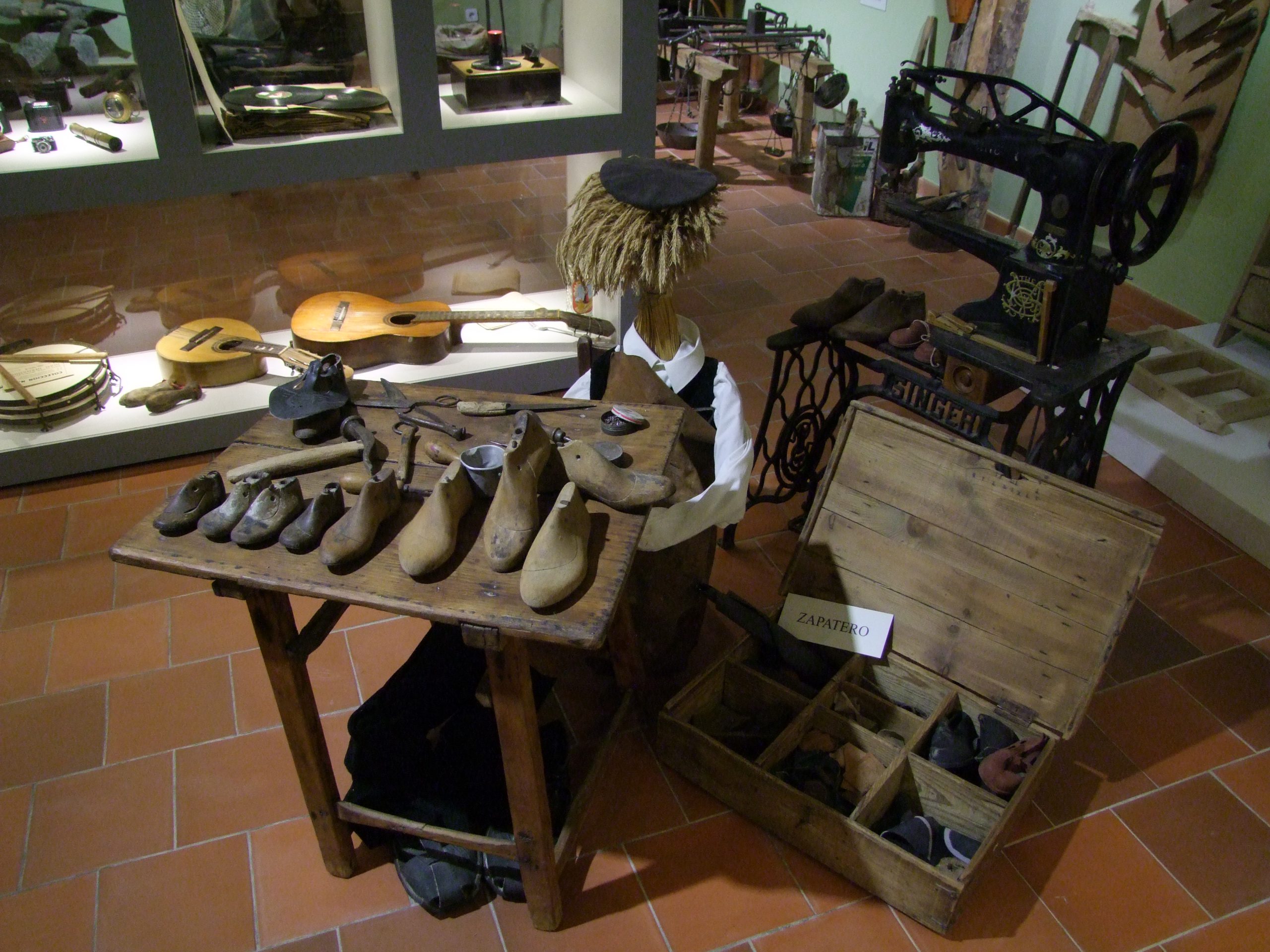 Museo Etnológico de Bercial, las facetas de la vida de un pueblo 3 11.El zapatero 2 scaled