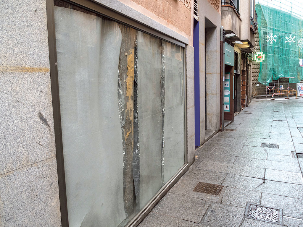 Comercios cerrados en la calle Real de Segovia./ KAMARERO