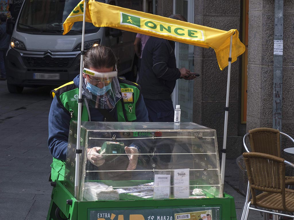 La ONCE reparte 350.000 euros del cupón en La Granja 1 Vendedor de la ONCE. / KAMARERO
