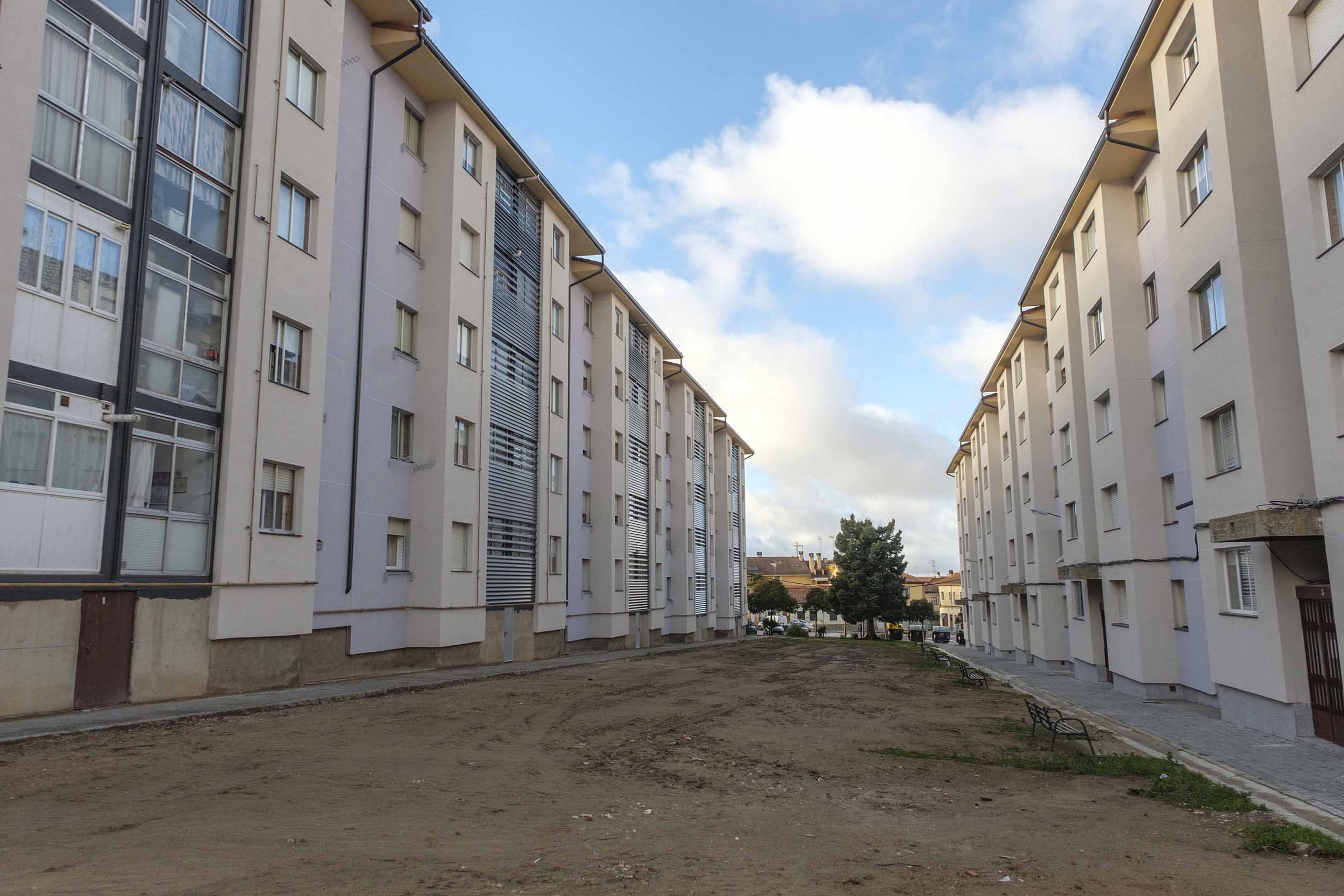 Aspecto actual de dos de los bloques de la promoción que construyó la Caja de Ahorros de Segovia en 1971. / E. A.