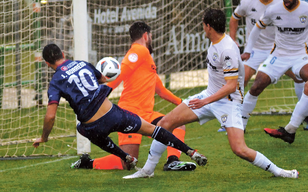 Javi Borrego se encuentra con el cuerpo de Samu Pérez en un lanzamiento cercano que significó la primera ocasión de gol azulgrana./ JUAN MARTÍN-G. SEGOVIANA
