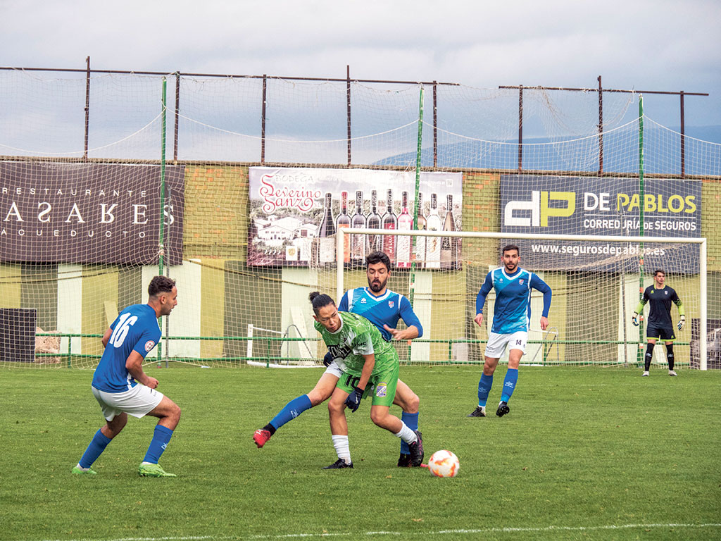 Domingo presiona a un jugador del Becerril en el encuentro jugado en La Albuera./ KAMARERO