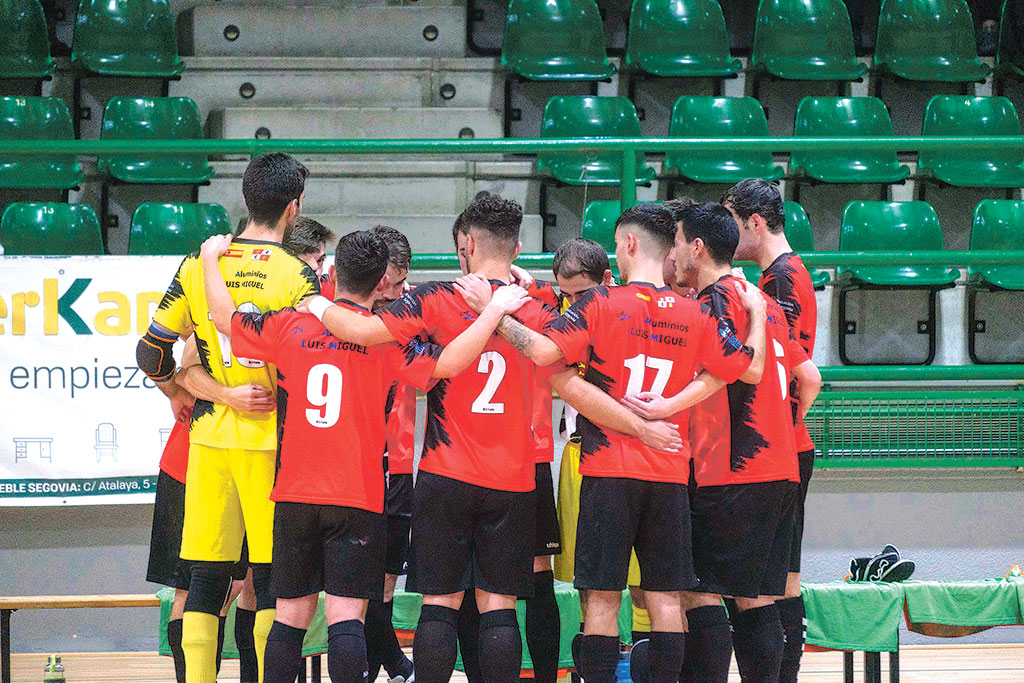 Los jugadores del Segosala Segobús hacen piña en los momentos anteriores a un encuentro./ KAMARERO