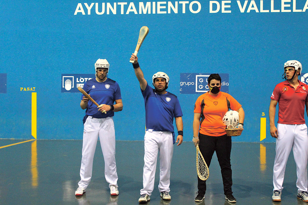 Cholo saluda a los aficionados en los prolegómenos de un encuentro de Copa del Rey./ CP VALLELADO