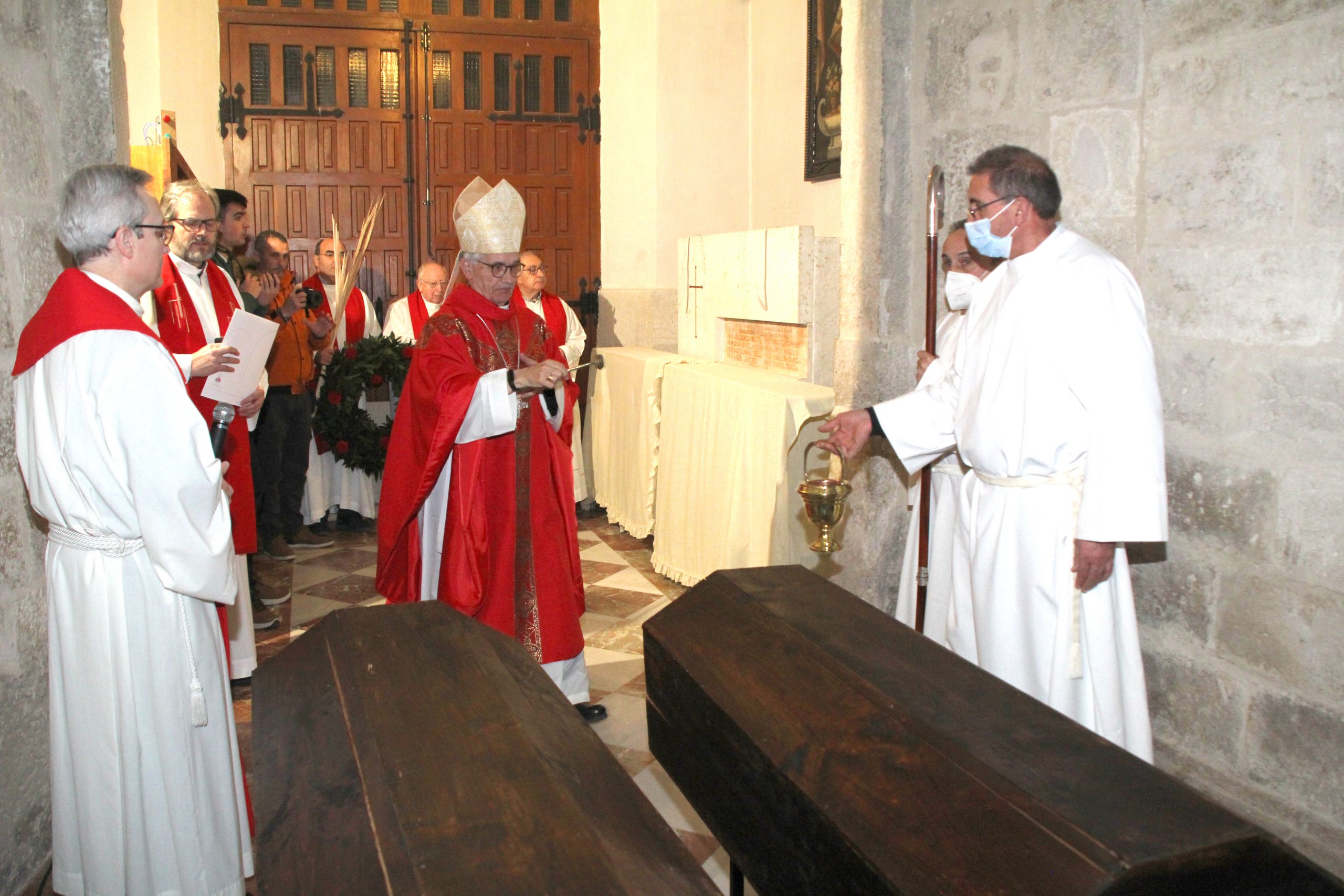 Bendición de las reliquias antes de colocarlas en el sepulcro.