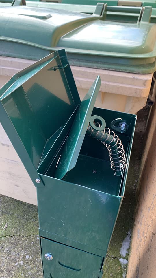 Papelera canina destrozada.