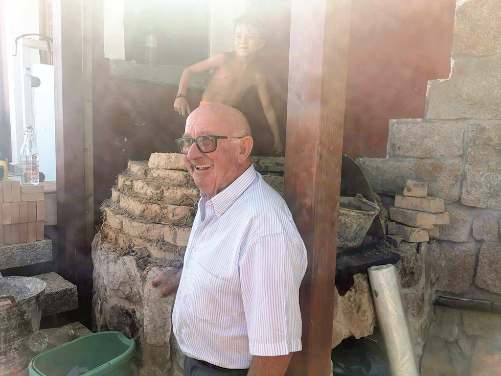 Martín de Andrés, junto a uno de los últimos hornos que ha fabricado.