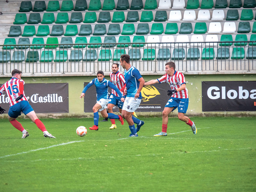 Ibra intenta combinar con Quino en el encuentro del Unami frente al Atlético Bembibre./ NEREA LLORENTE