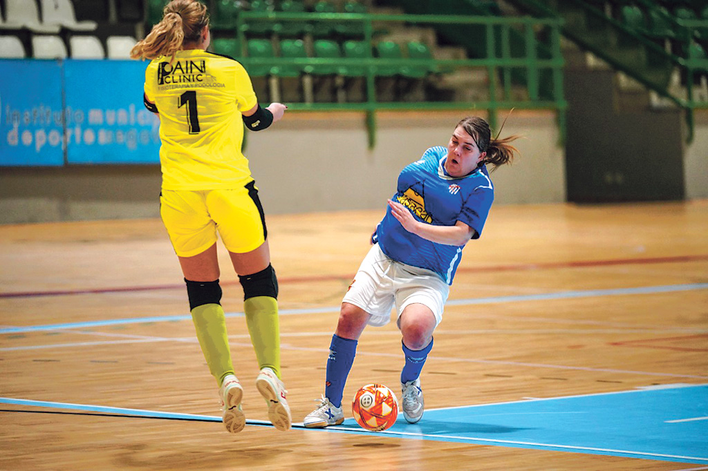 Carré intenta que no le golpee la portera visitante en una acción de la primera parte./ MIGUEL ÁNGEL FERNÁNDEZ