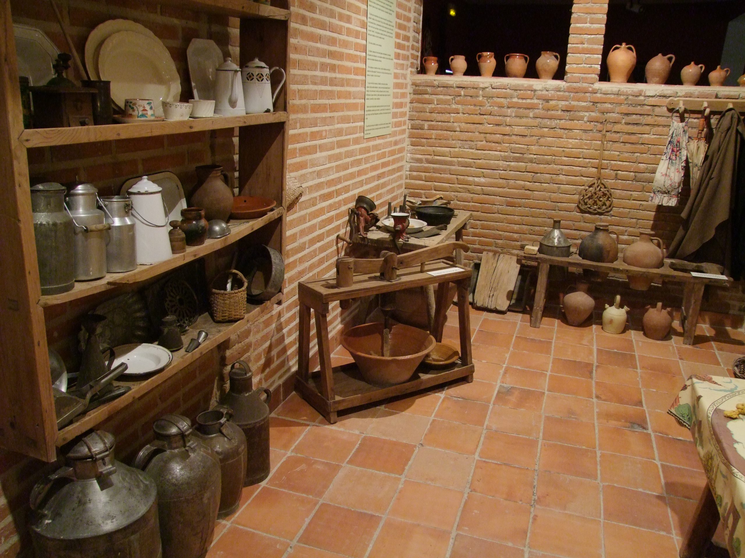 Un rincón de la cocina con distintos pucheros, platos, lecheras, cántaros, etc. / Museo Etnológico de Bercial