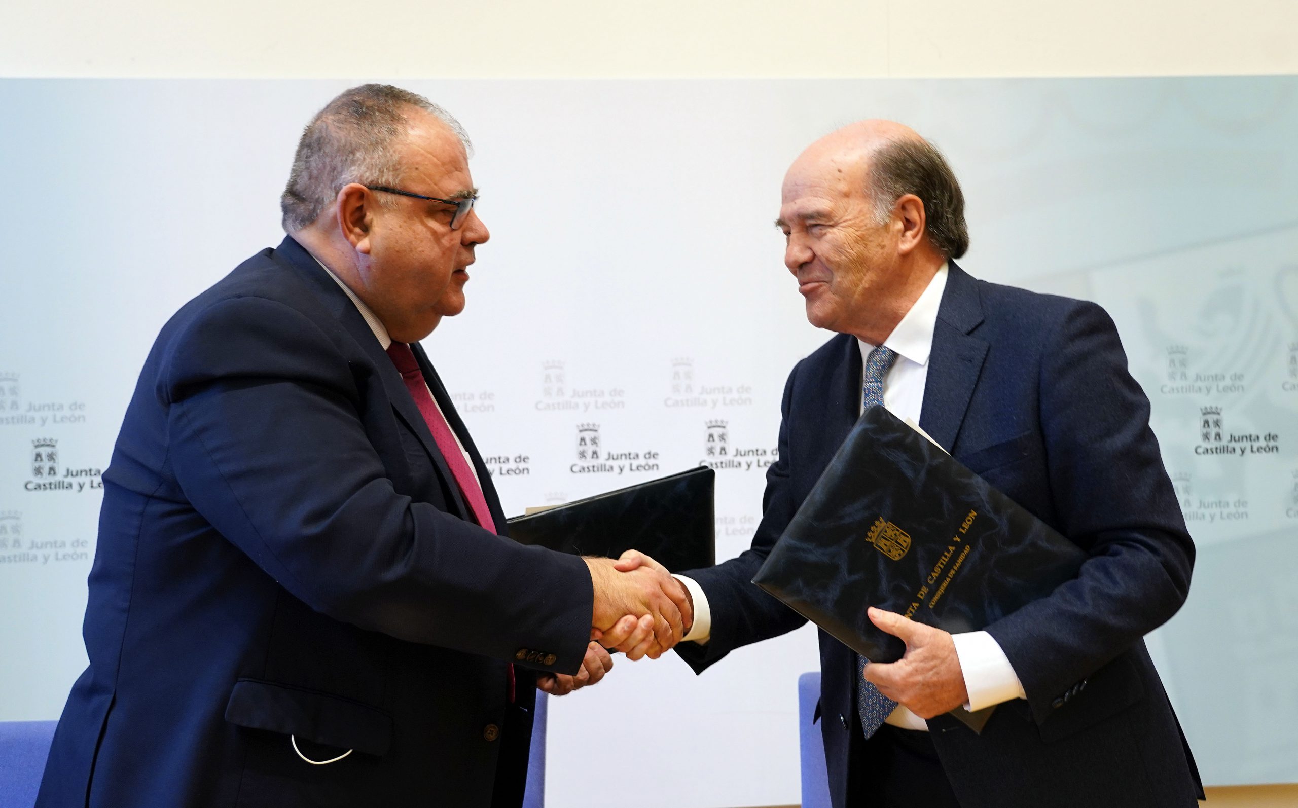 El Consejero de Sanidad y el presidente de CESM, Díaz Villarig, ayer.