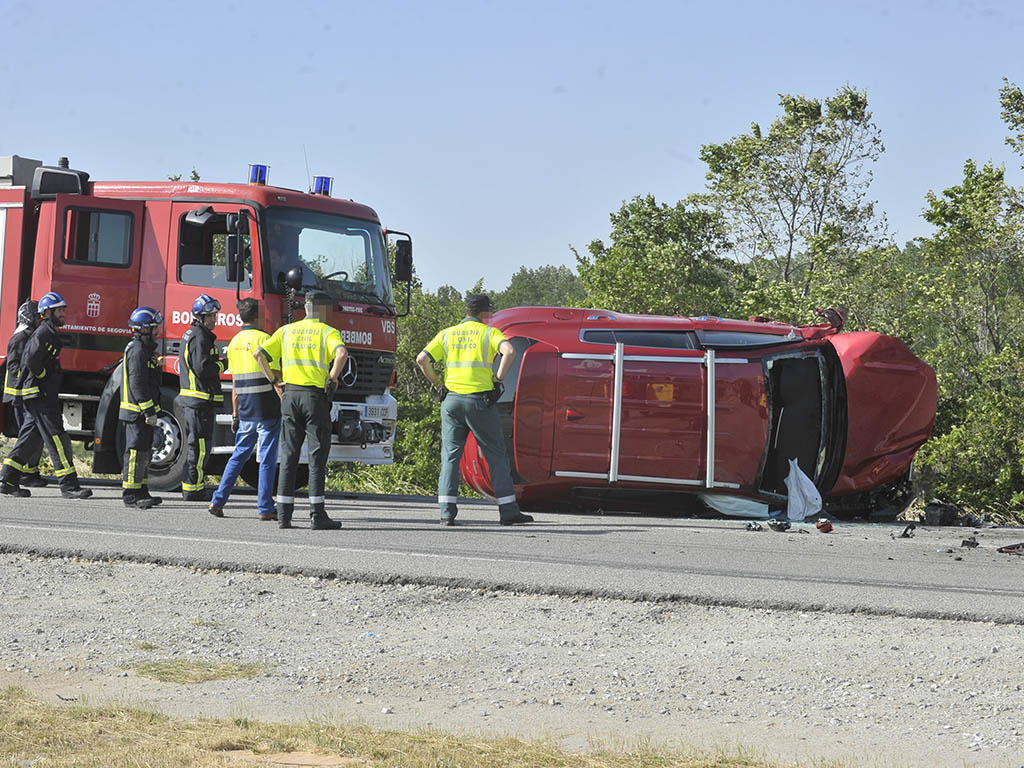 Año negro en las carreteras segovianas: 14 muertes en 13 siniestros 1 Bomberos y agentes de la Guardia Civil atienden un accidente registrado en una carretera de la provincia. / KAMARERO
