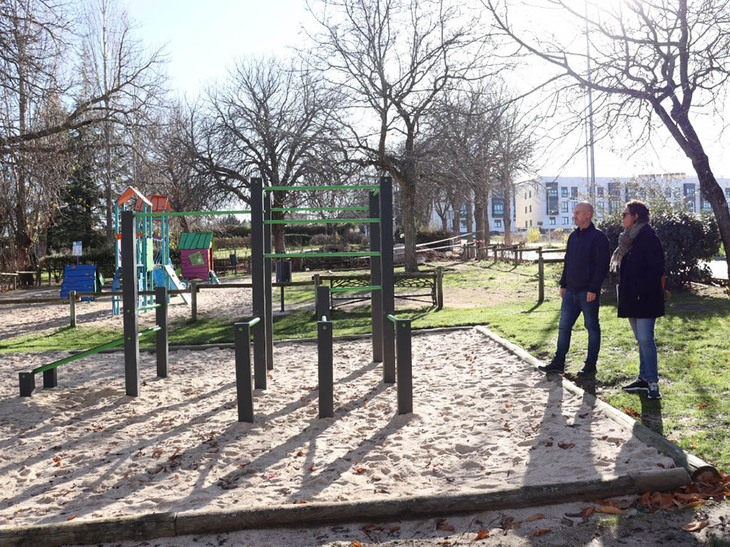 El concejal de Medio Ambiente, Ángel Galindo, visita el área de calistenia de Los Altos de Chamberí. / EL ADELANTADO
