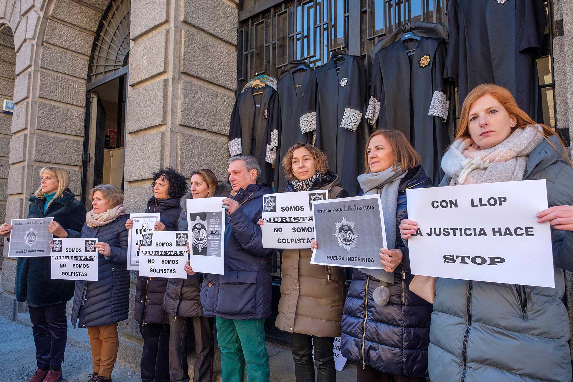 Los letrados de la administración de justicia escenificaron ayer una concentración de protesta en las puertas de los Juzgados, donde dejaron colgadas sus togas.
