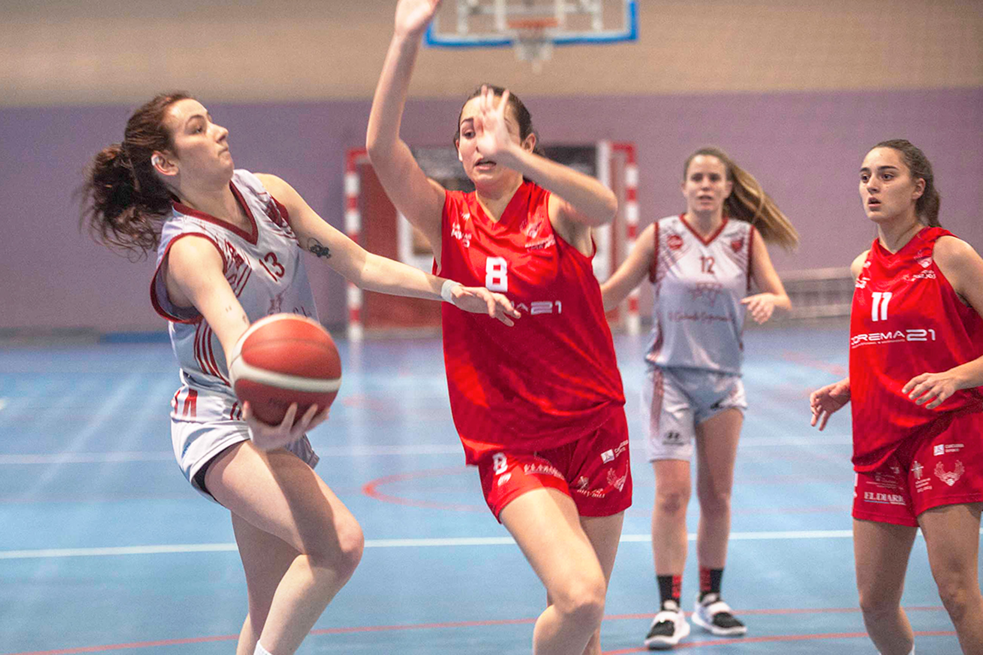 La jugadora del Corema Némesis intenta taponar la entrada a canasta de la segoviana./ KAMARERO