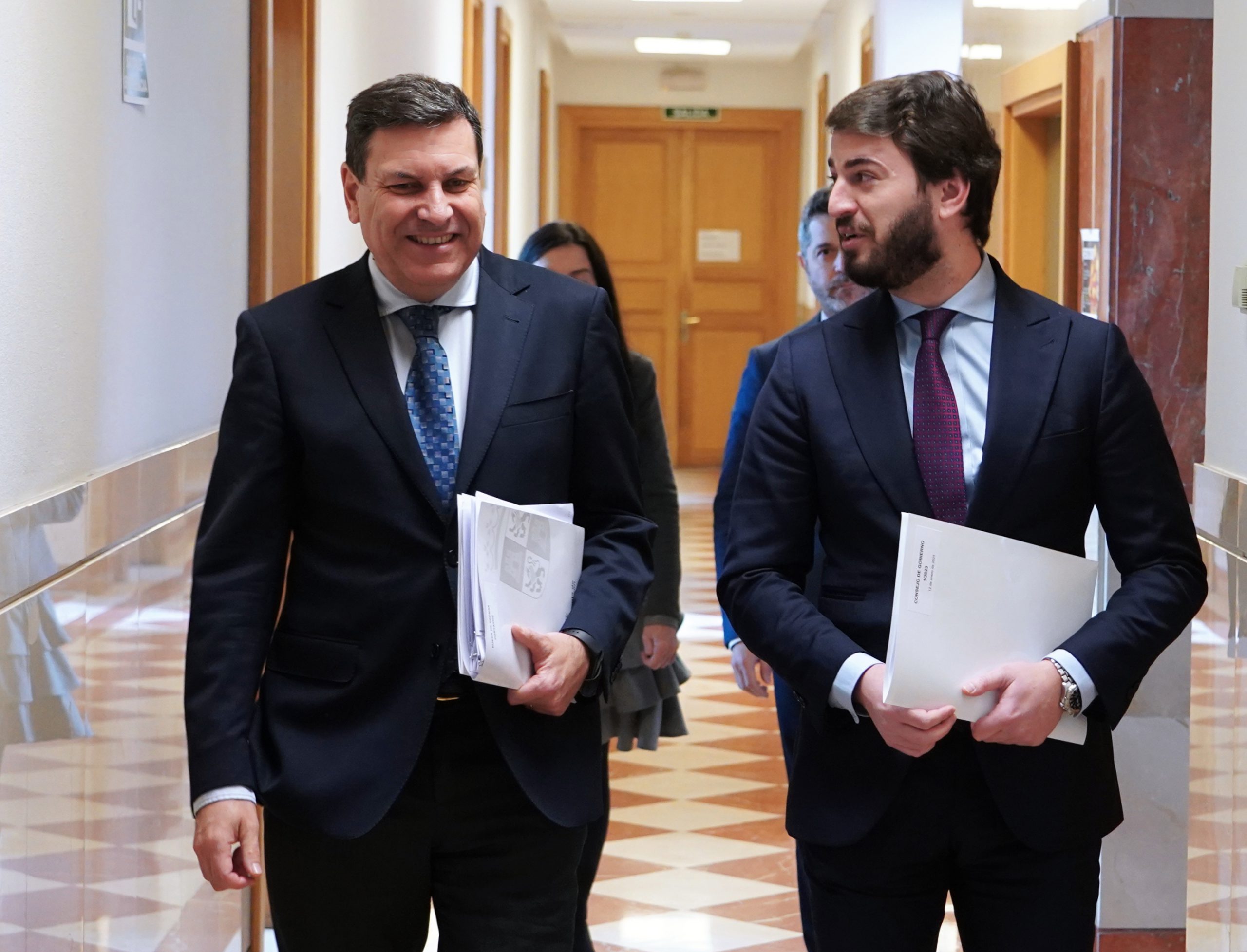 Carlos Fernández Carriedo y Juan García-Gallardo camino a la rueda de prensa posterior al Consejo.