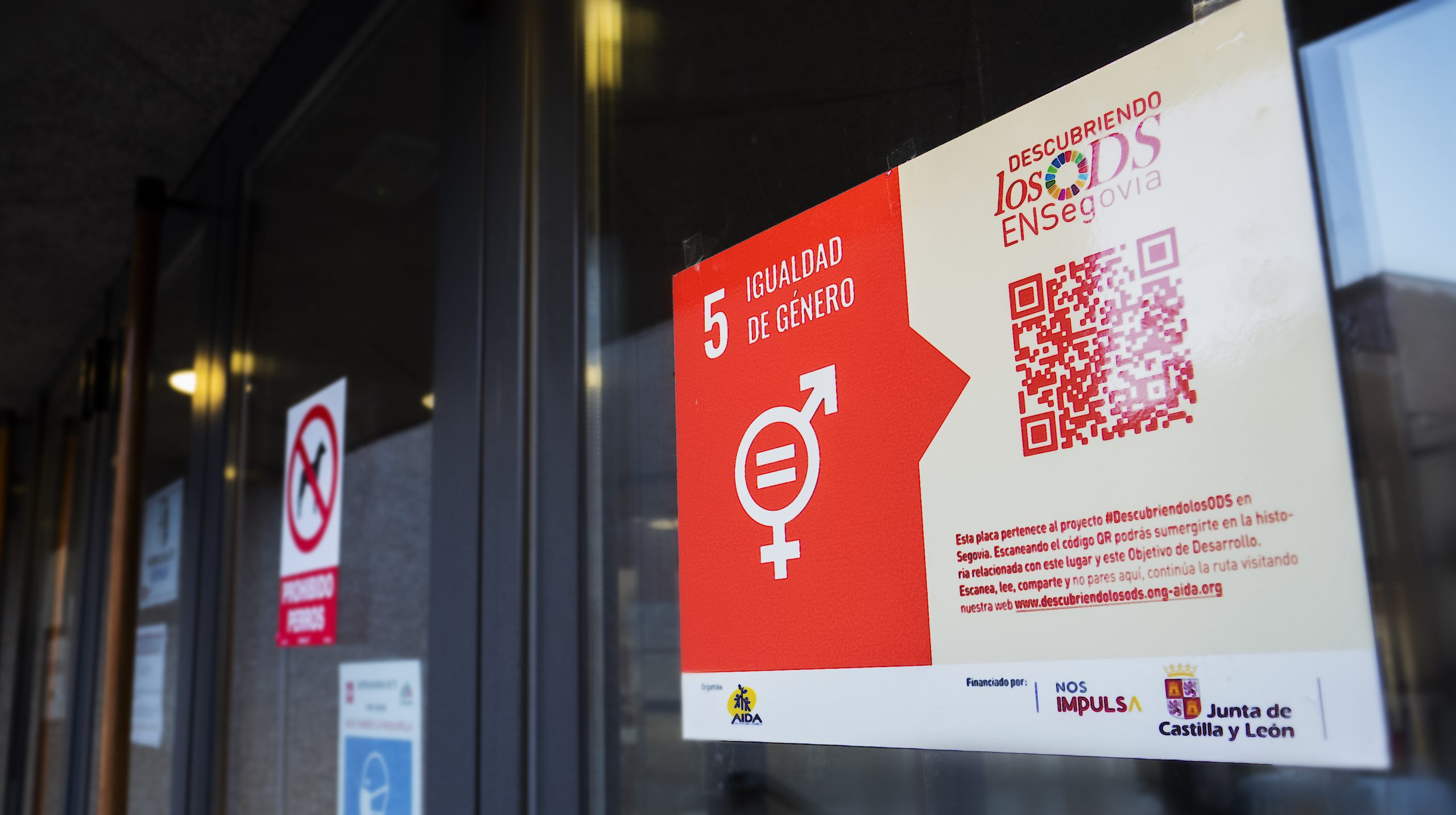 Cartel informativo de la ruta de los ODS en la entrada del Campus. Foto de José Manuel Álvarez.