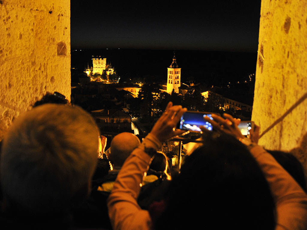 La Catedral registra el segundo mejor dato de visitantes de la serie histórica tras 2019 1 Visita nocturna a la torre de la Catedral de Segovia, con vistas al Alcázar. / KAMARERO