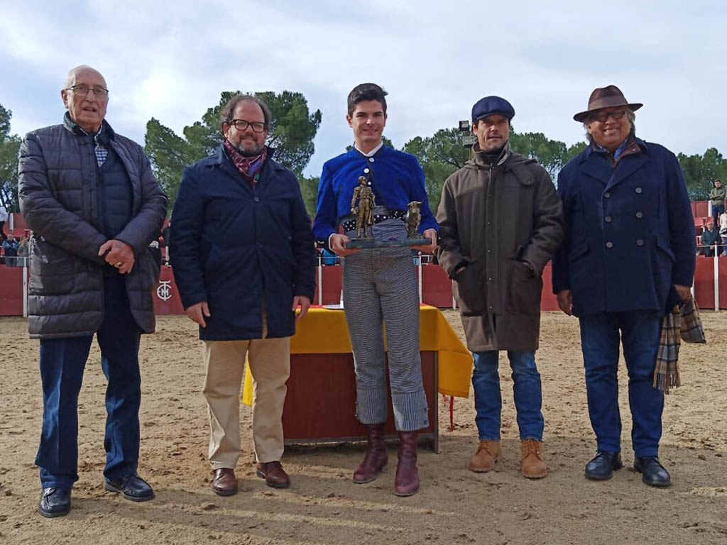 El novillero Curro Muñoz, en el centro, con el trofeo ganador del Certamen de Invierno de Escuelas Taurinas de la CAM. / ETCM YIYO