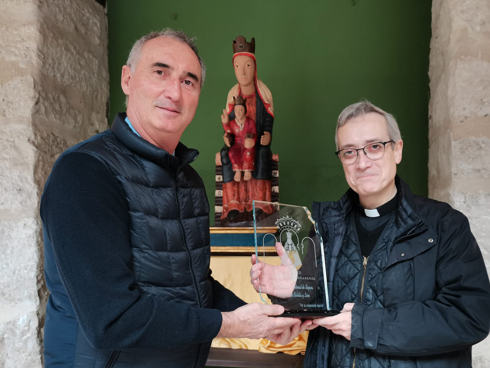 El delegado territorial recibe el obsequio de manos del rector del Santuario.