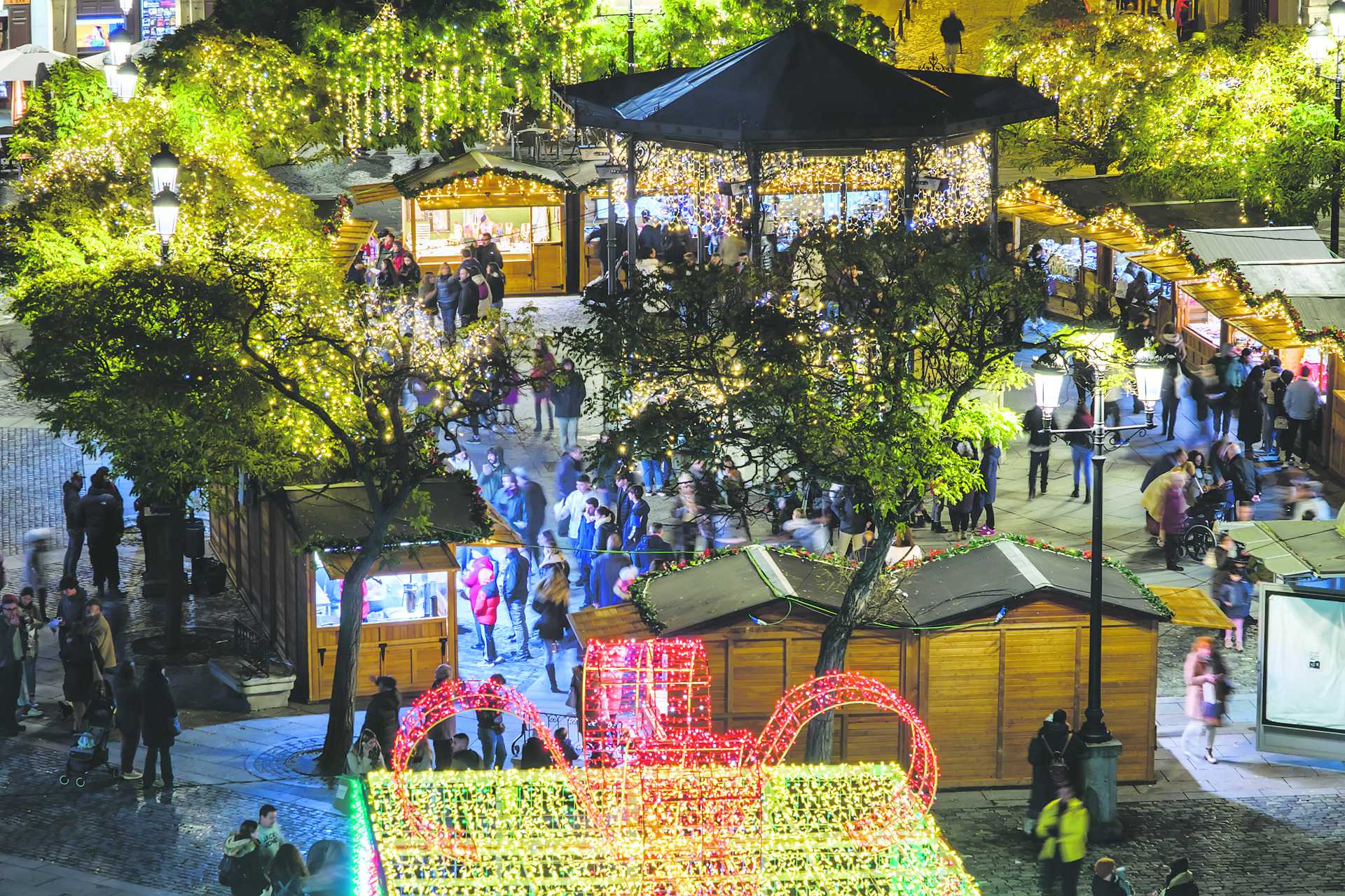 Vista general del mercado navideño de la Plaza Mayor. / E. A.