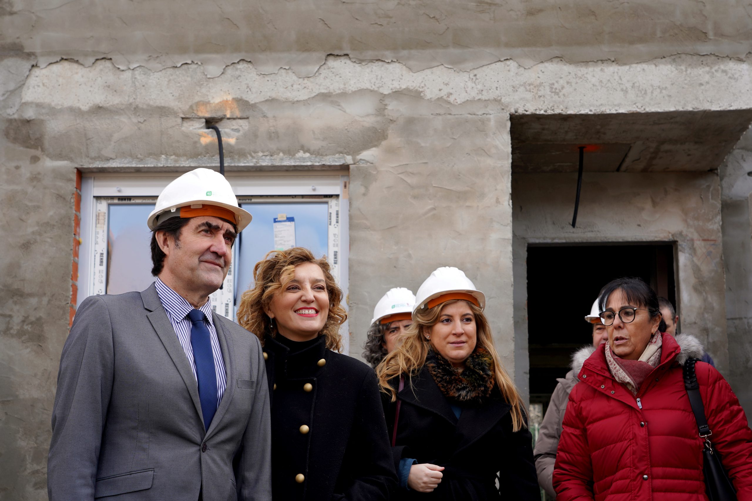 Juan Carlos Suárez-Quiñones visita la promoción de viviendas unifamiliares de la Junta, en Viana de Cega.