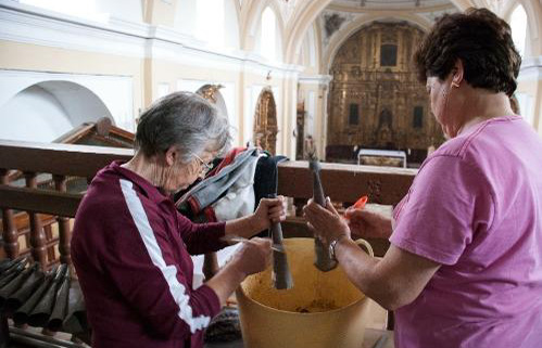 Vecinas llevando a cabo labores de recuperación del órgano.