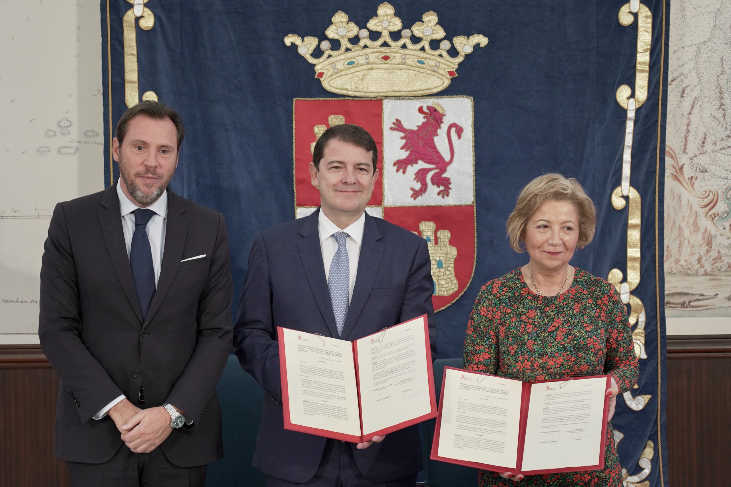 Óscar Puente, Alfonso Fernández Mañueco y Tara Lindstedt firman una declaración de intenciones para la fábrica de baterías en Valladolid.