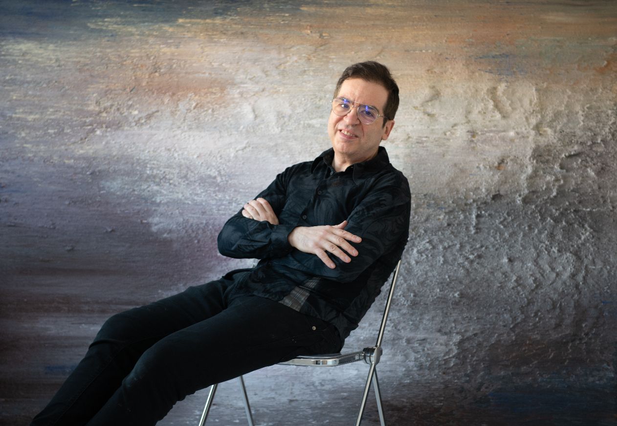 El pintor segoviano Alberto Reguera, en su estudio de Madrid. / Ical