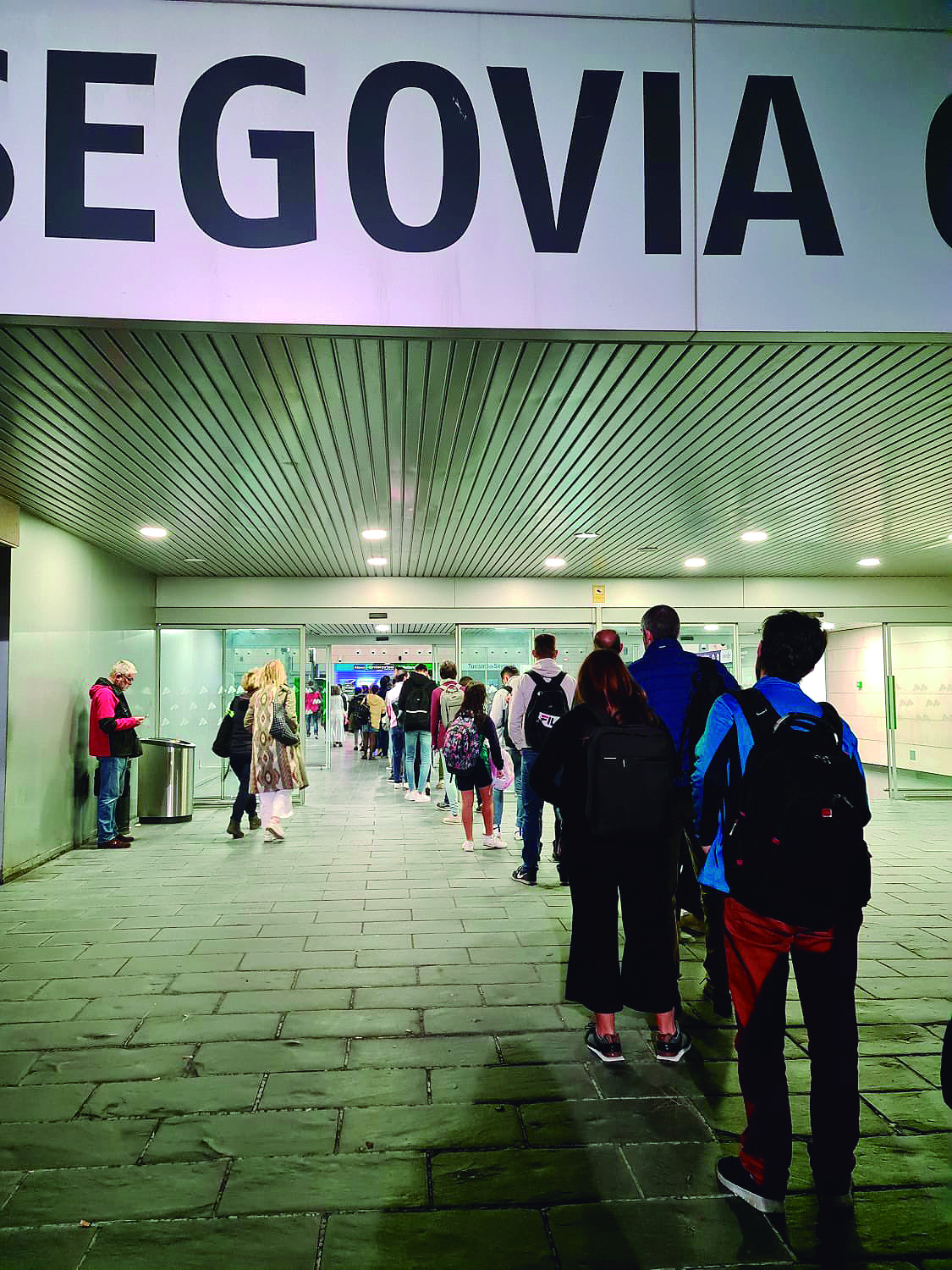 Fila de viajeros habituales en la estación Segovia-Guiomar. / E. A.