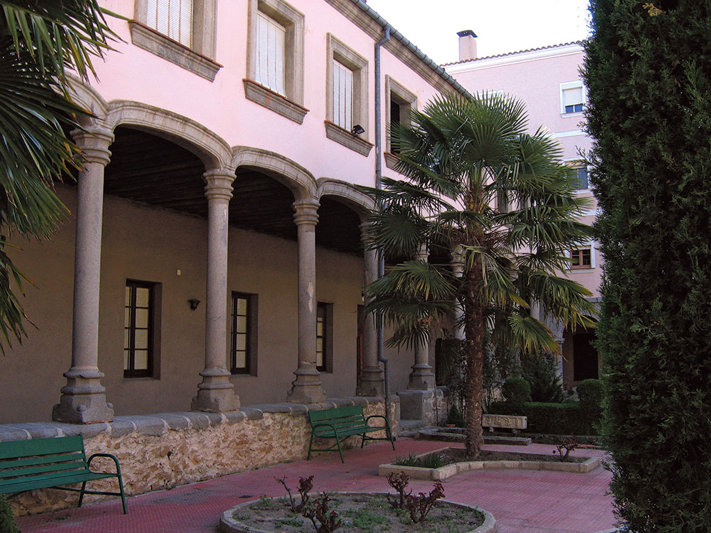 Jardín de Santa Isabel. Rosales, ciprés y palmera Trachicarpus fortunei.     Foto: Juan Manuel Santamaría