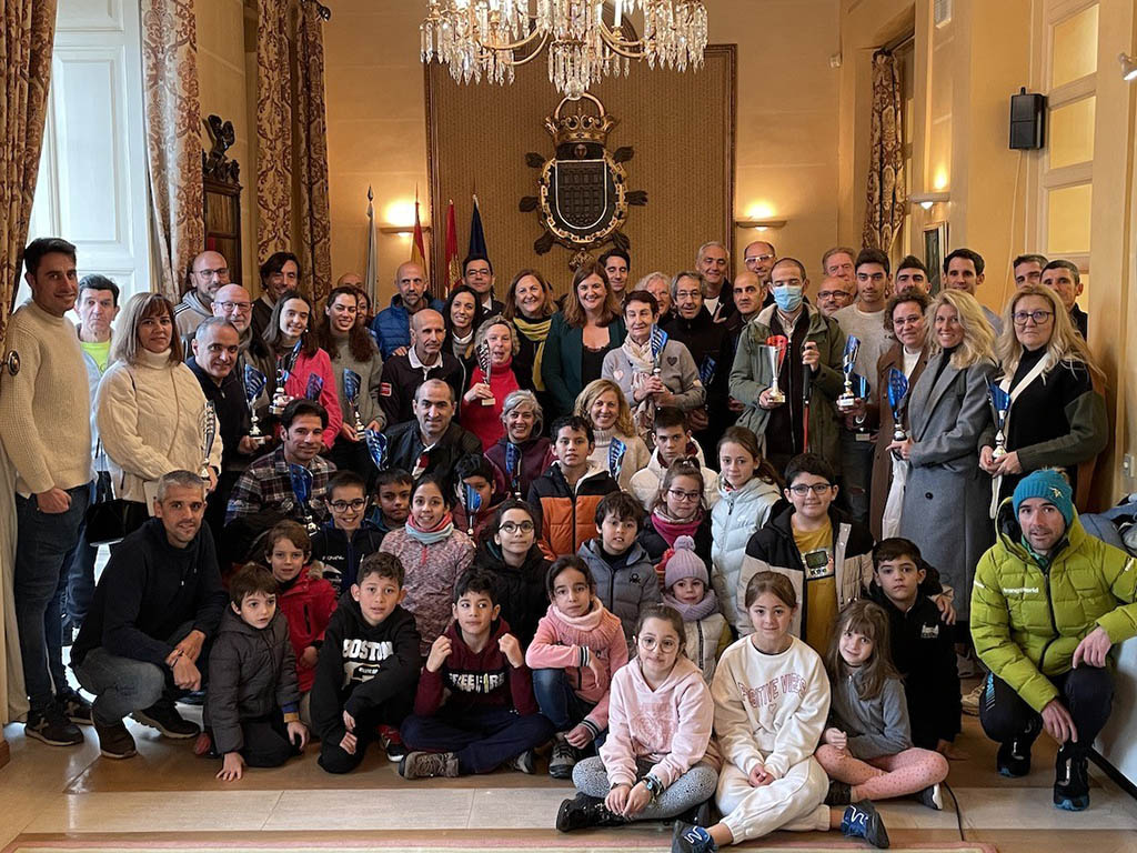 Foto familia de los premiados Carrera Fin de Año. / EL ADELANTADO