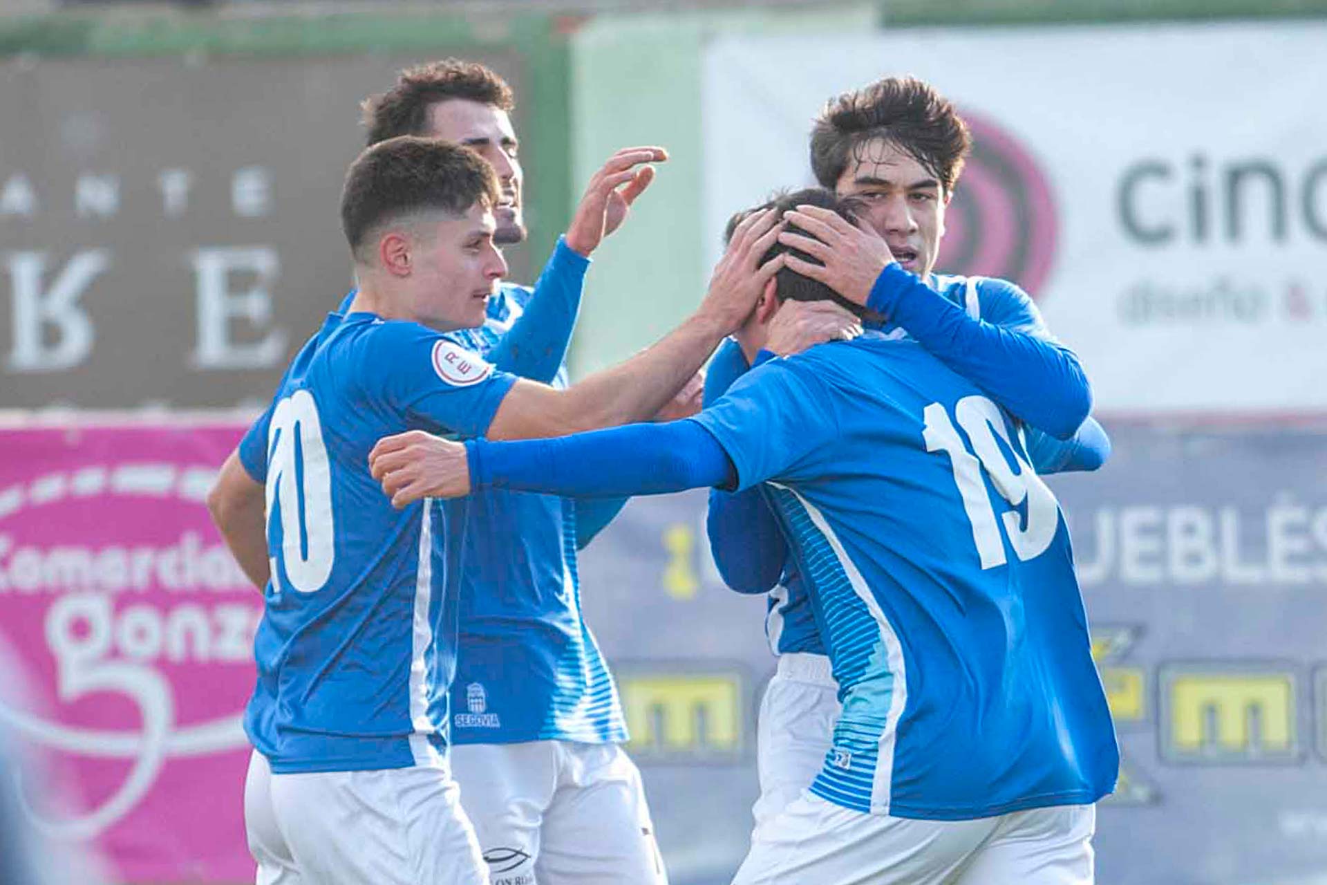 Los jugadores del Unami se abrazan a Beni tras la consecución del 1-0./ KAMARERO