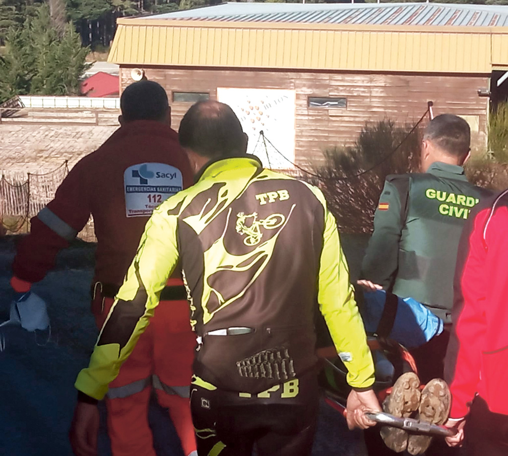 Un adolescente de 14 años, herido en un accidente de bicicleta en La Pinilla 1 Traslado del adolescente en camilla desde el lugar del suceso. / Guardia Civil Segovia