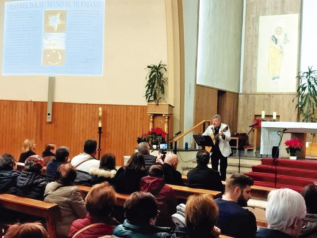 Gutiérrez, a la guitarra, en un momento de su actuación en la iglesia de El Carmen. / M.G.