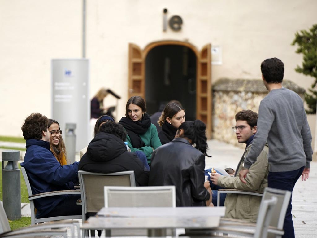 Alumnos de IE University. / ROBERTO ARRIBAS