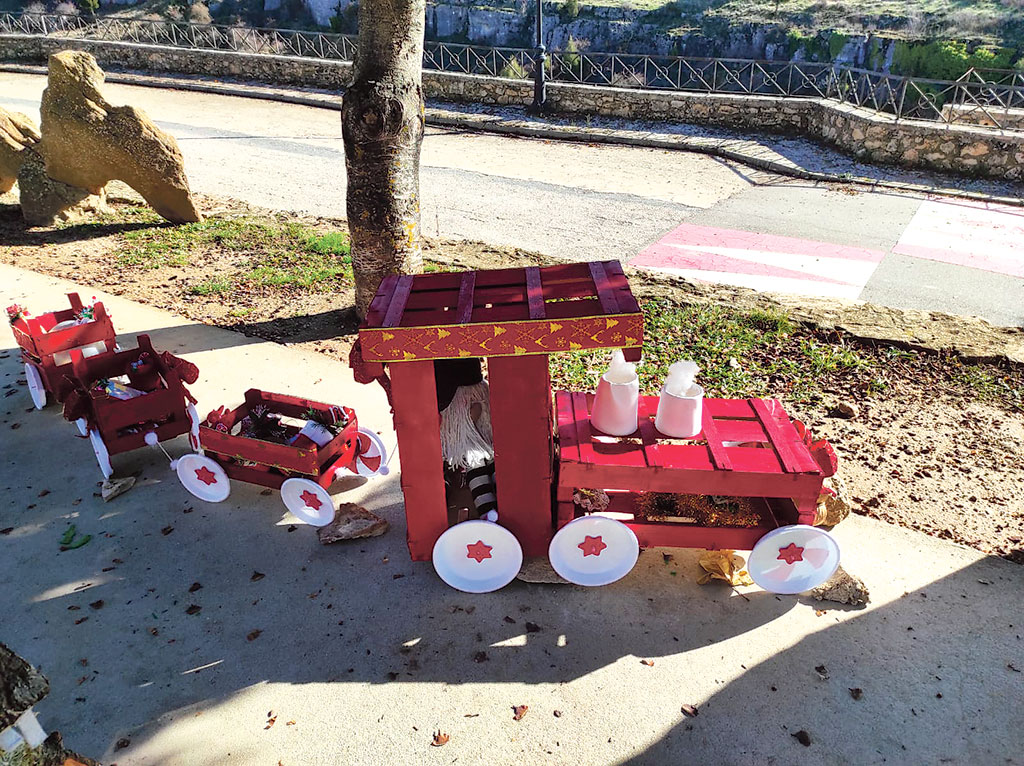 Un tren de Navidad gana el I Concurso de Figuras de Restos de Poda en Castrojimeno 1 IMG 20230101 WA0015