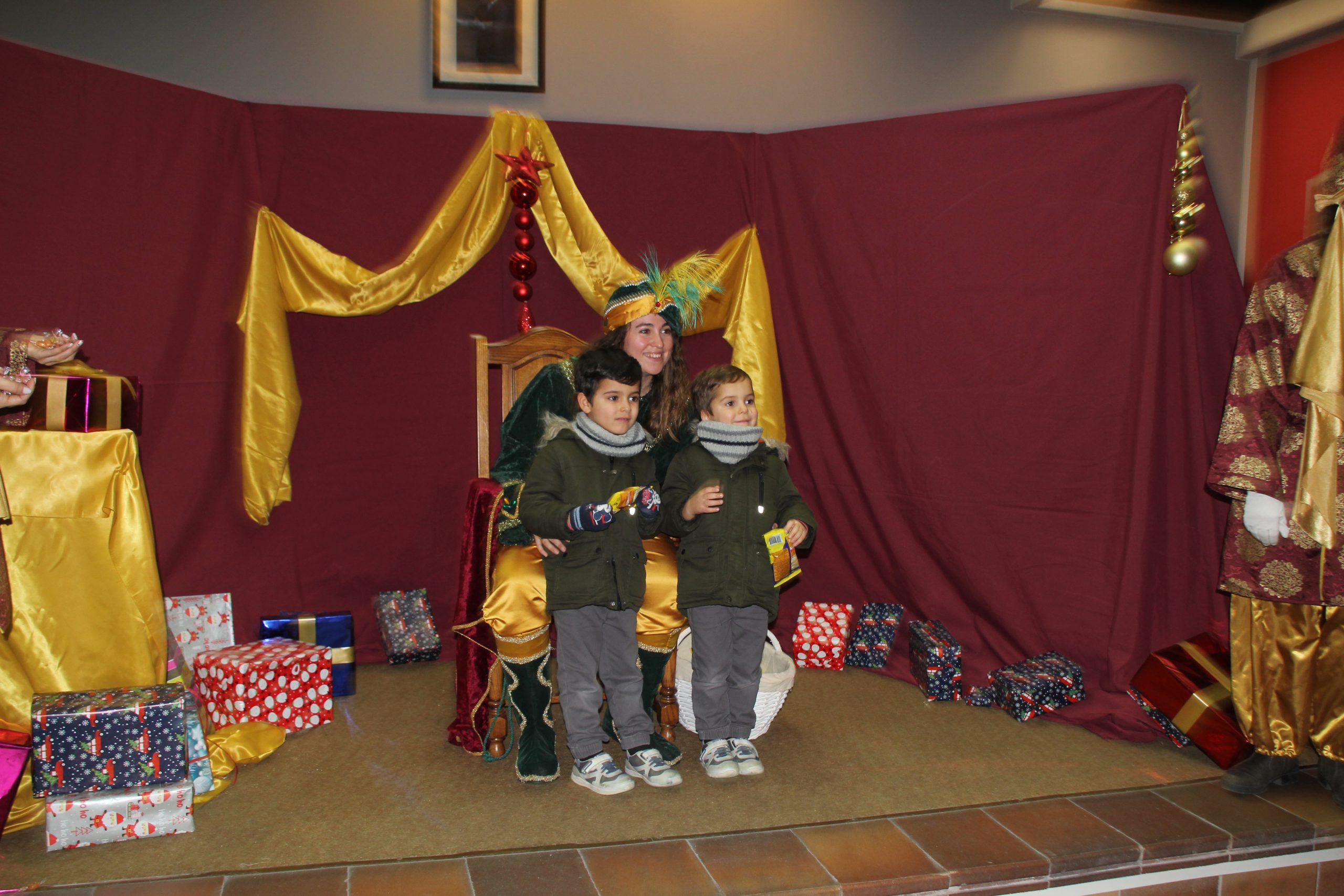 Instantes de la visita del cartero real ayer en Cuéllar.