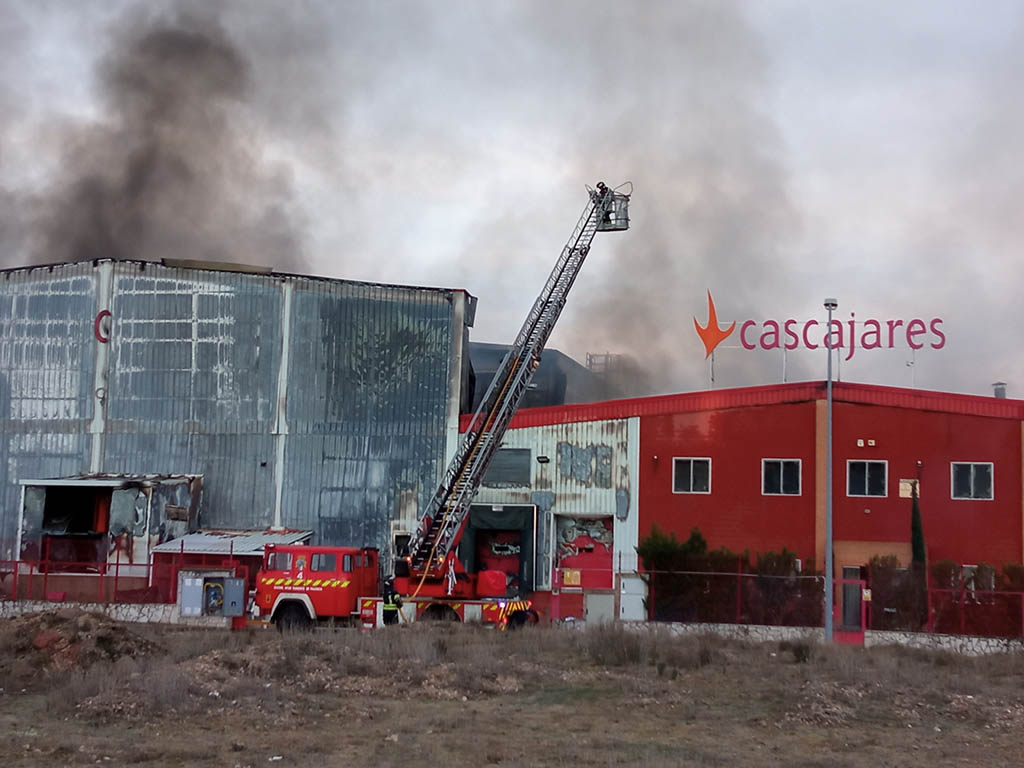 Incendio en la empresa Cascajares en el polígono de Dueñas (Palencia). / BRÁGIMO / ICAL