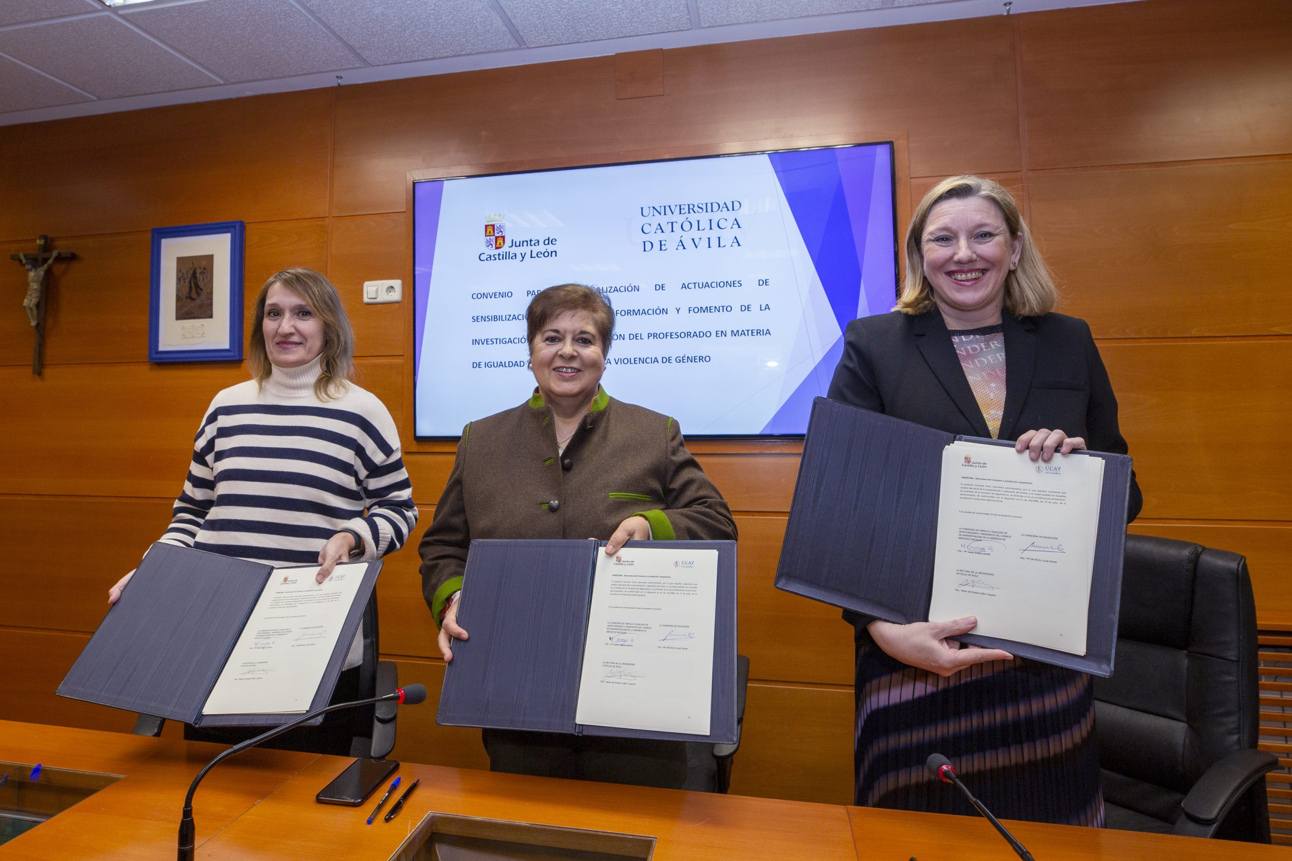 Isabel Blanco y Rocío Lucas firman un convenio en materia de igualdad con la rectora de la UCAV.