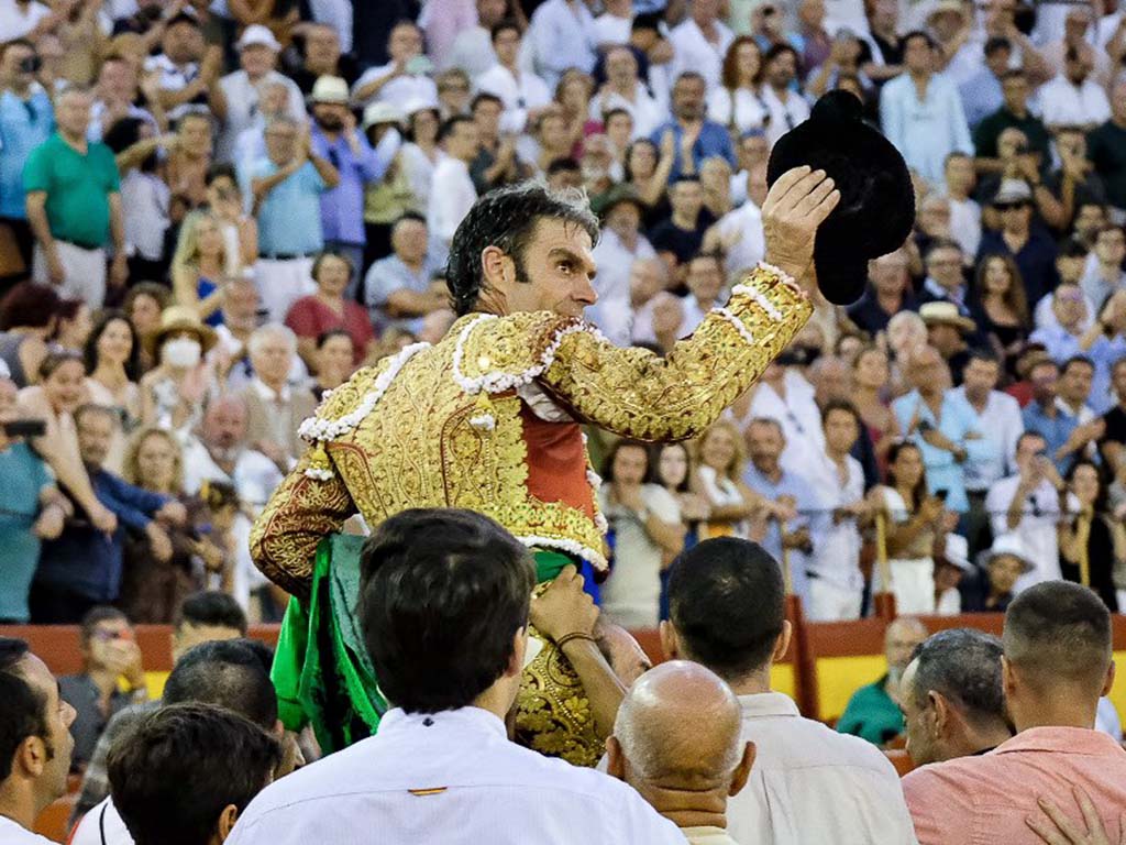 José Tomás, en hombros de la plaza de toros de Alicante. / @TOROSALICANTE - LOZANO