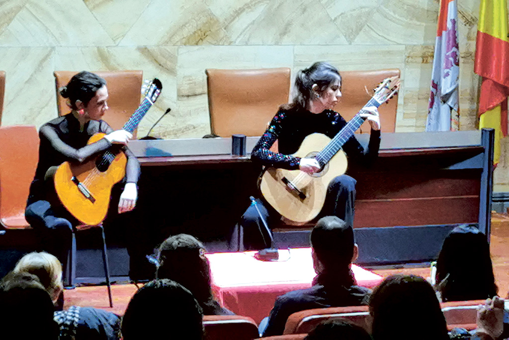 Las dos intérpretes, en un momento del recital que ofrecieron en La Granja el día 29. / Francisco Sánchez