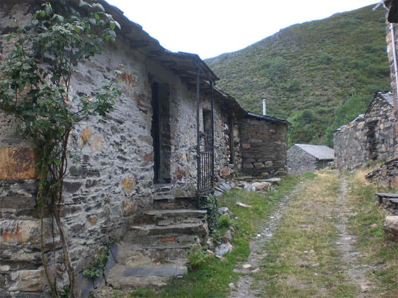 Casas de la localidad de Montes de la Ermita.