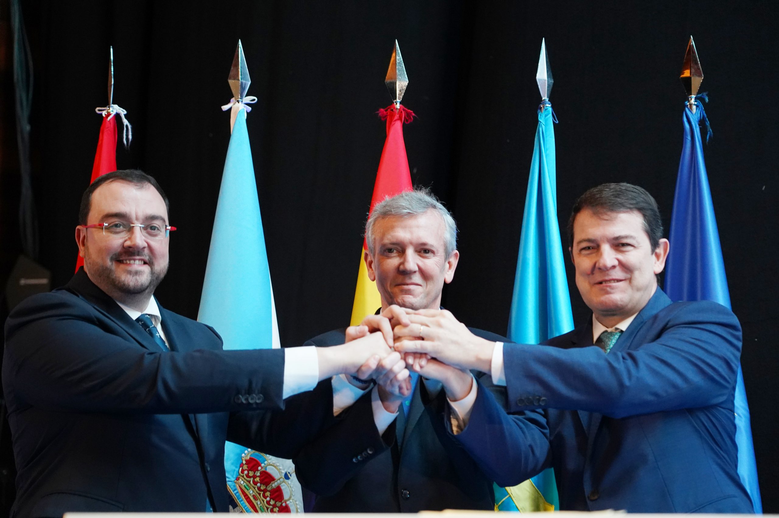 El socialista Adrián Barbón, Alfonso Rueda y Alfonso Fernández Mañueco, ayer en Santiago de Compostela.
