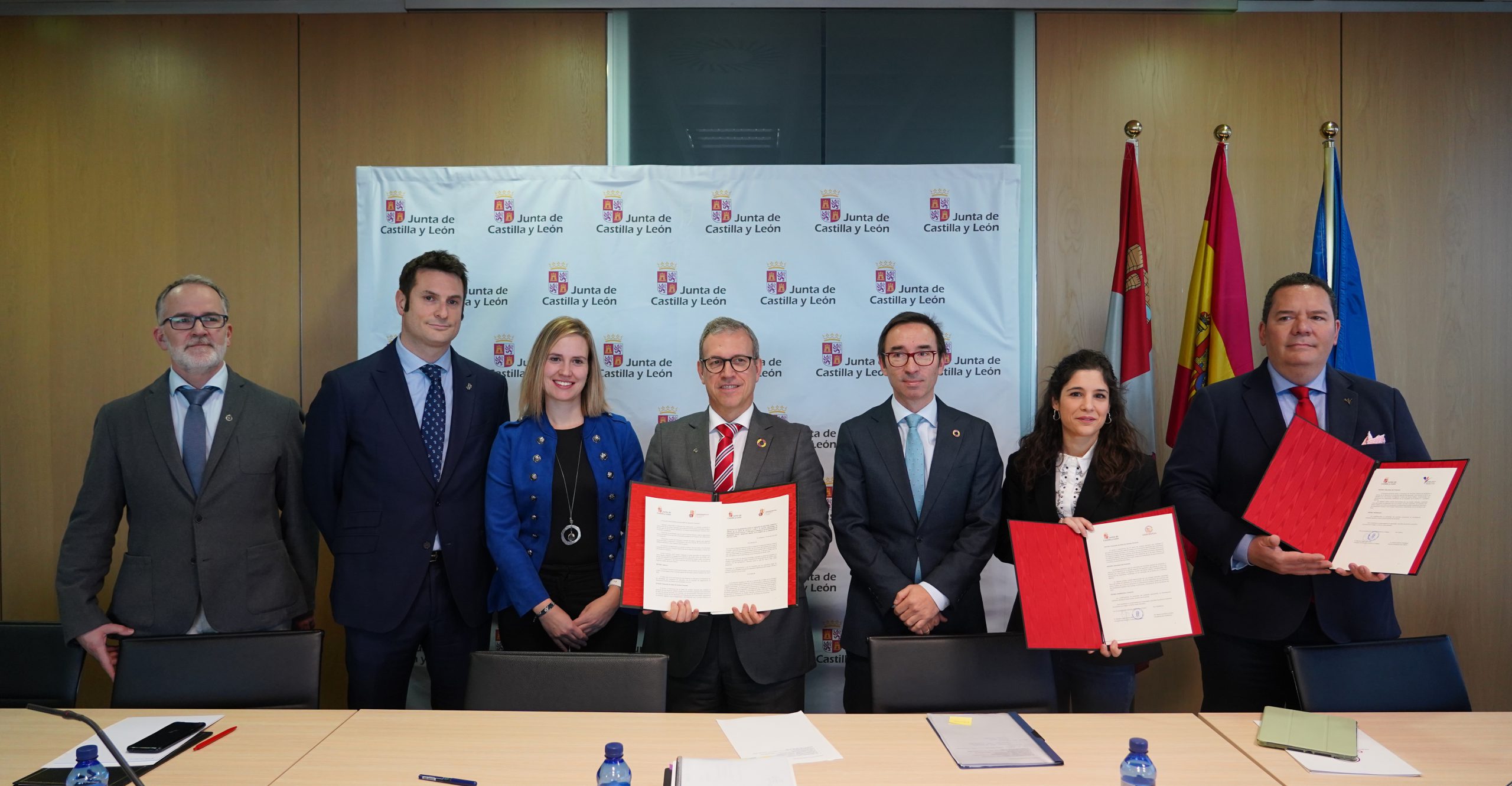 Mariano Veganzones firma con los colegios oficiales del ámbito de la salud un protocolo para el proyecto.