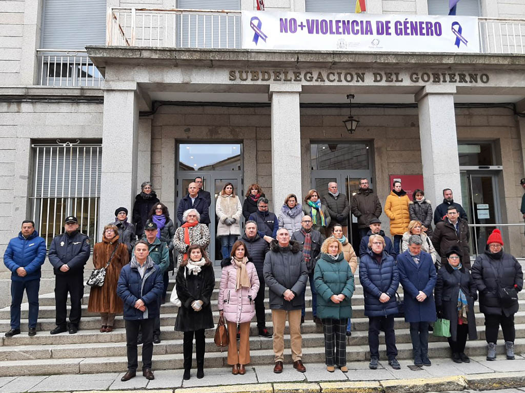 Minuto de silencio a las puertas de la Subdelegación del Gobierno. / EL ADELANTADO