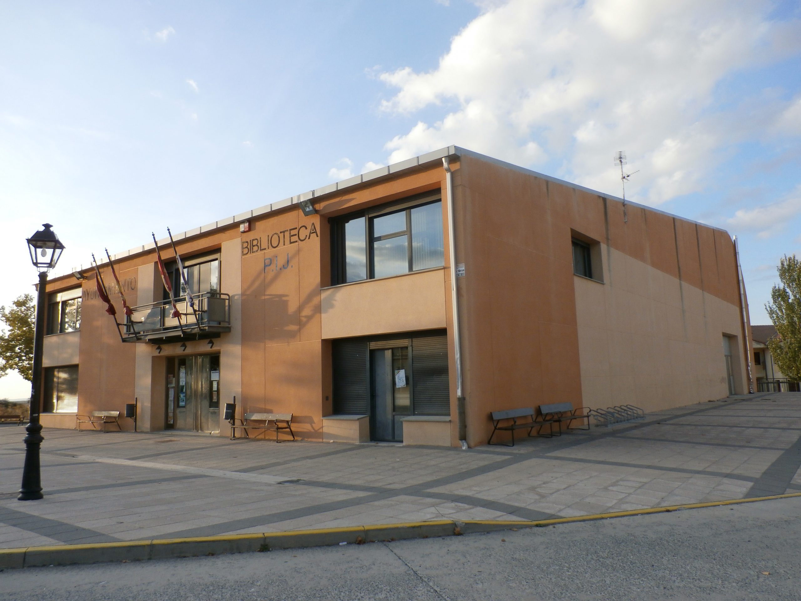Ayuntamiento y biblioteca municipal en San Cristóbal de Segovia.