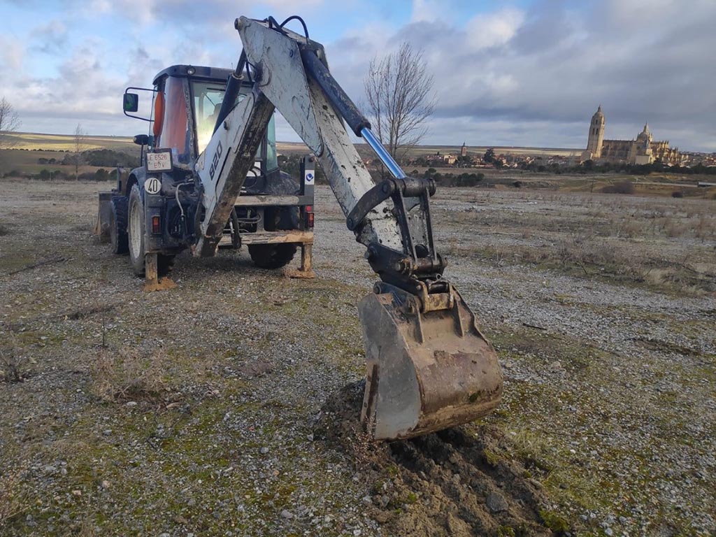 Primeros trabajos en el exterior de las parcelas para la urbanización del Complejo Asistencial y Educativo de Segovia. / EL ADELANTADO