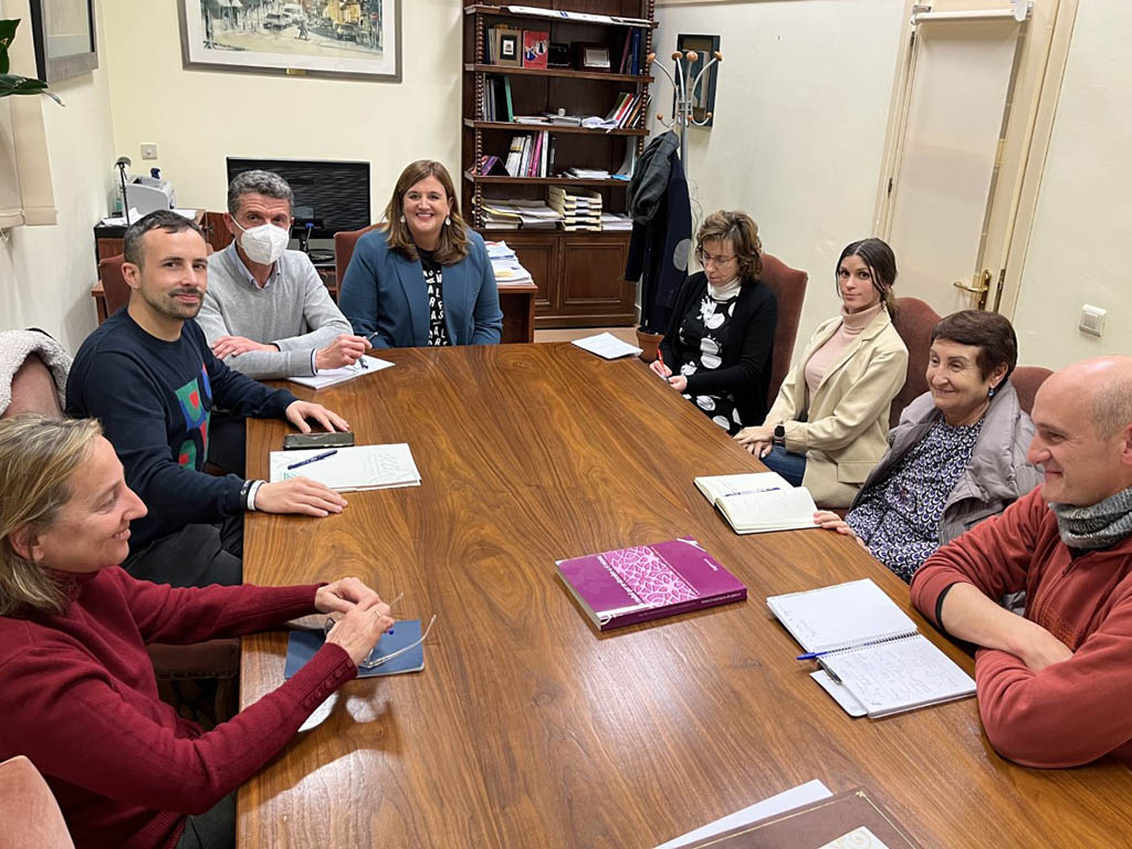 Reunión entre la alcaldesa de Segovia, Clara Martín, y el concejal de Participación Ciudadana, Andrés Torquemada, con representantes de ONGD. / EL ADELANTADO