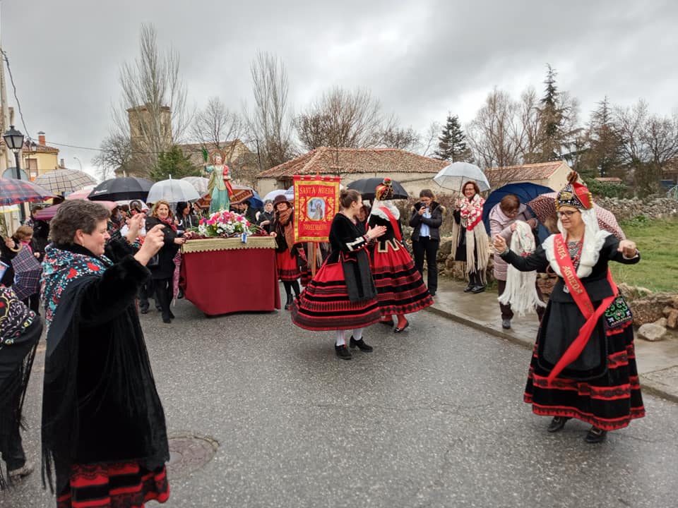 Las mujeres de Torrecaballeros celebran Santa Águeda en el 31 aniversario de la recuperación de esta tradición 1 Procesión de Santa Águeda en Torrecaballeros.